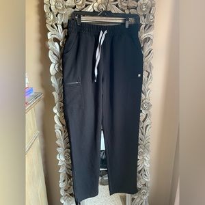 High waist Yola Figs pants. Black. Medium.